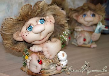 Забавный малышок в мешочке