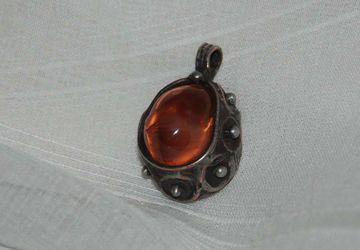 Авторский кулон с декоративным стеклом.