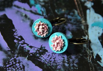 Серьги с цветочной камеей