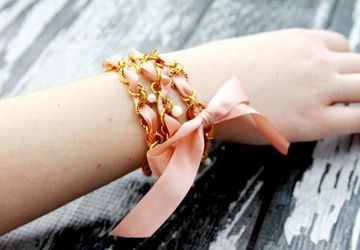 Украшение из ленты и цепочки