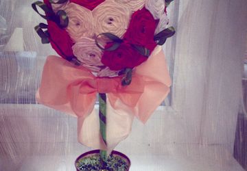 Топиарий, красно-белые розы