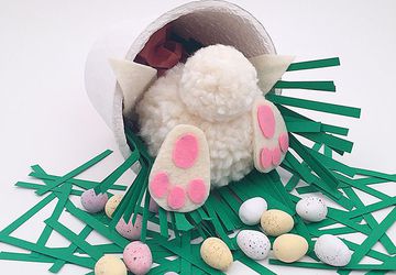 Пасхальный кролик своими руками из помпонов!