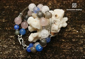 Браслет на замке из натуральных камней