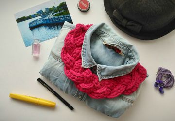 Стильное колье из трикотажной пряжи