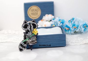Брошь Енот с цветком вышитая бисером черная Brooch raccoon with flower