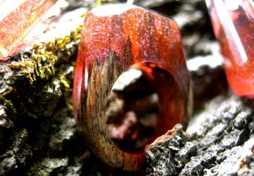 Комплект украшений из дерева и ювелирной смолы - "Рубиновый закат"