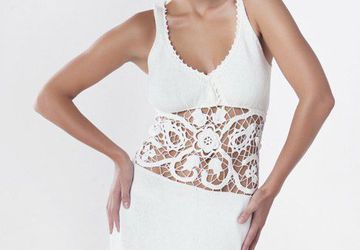 Белое шёлковое платье с кружевной вставкой.