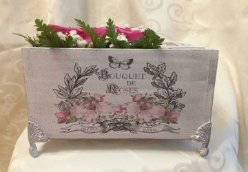 Шикарный букет из роз в эксклюзивном коробе ручной работы