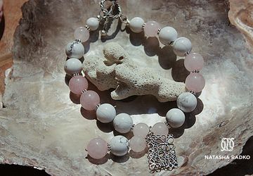 Браслет на замке из натуральных камней