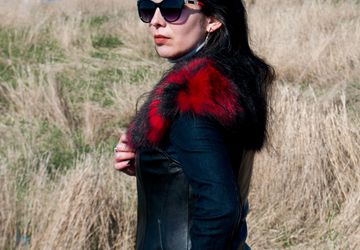 ЯРКИЙ ЖИЛЕТ ИЗ КОЖИ С ПЕСЦОМ