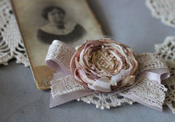 Яркий цветок-брошь из текстиля