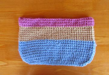 Женская вязанная косметичка