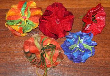 МК по мокрому валянию. Делаем цветок