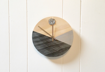 Праздничный декор часов