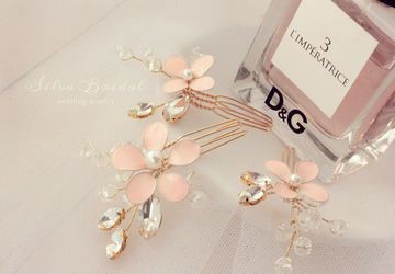 Цветочные гребешки в пудровом цвете