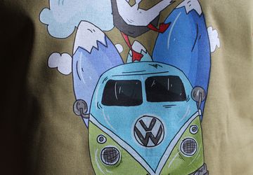 Футболка с авторским принтом "Горные путешествия"