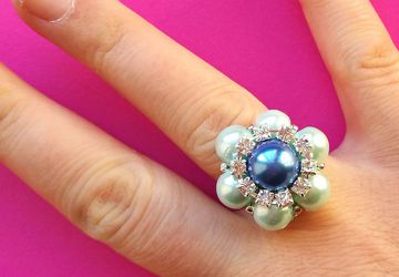 Кольцо своими руками из стеклянных бус, страз и бисера.