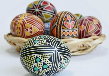 Пасхальная писанка восковой росписью