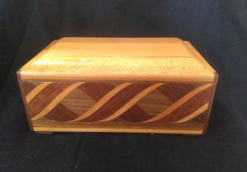 Шкатулка  с красного дерева..эксклюзив.Ручная работа