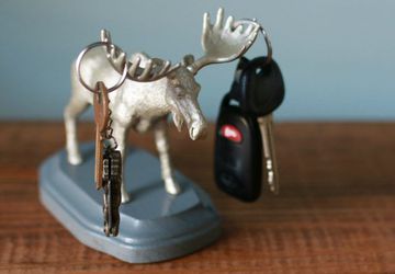 Сделай сам: Держатель для ключей из детской игрушки.