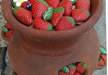 Камни, стилизованные под клубнику