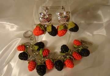 Комплект из браслета, серег и броши с ягодами черники и малины