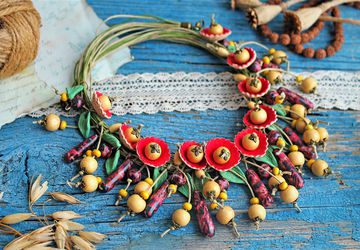 Крупное колье с цветами