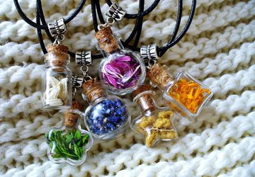 Кулоны-баночки с сухоцветами.