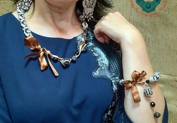 Комплект украшений из бисера .