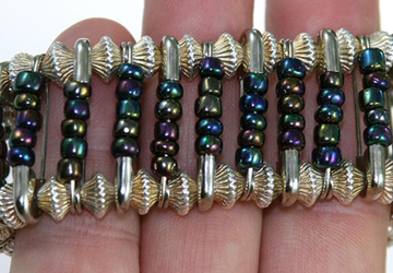 Стильный браслет из бисера и булавок.