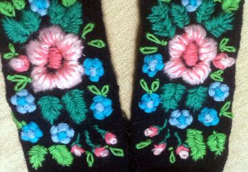 Варежки с вышевкой ручной работы.