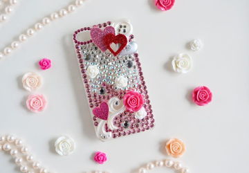 Дизайнерский чехол для мобильного телефона.