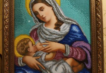 Икона бисером Божья Матерь Млекопитательница