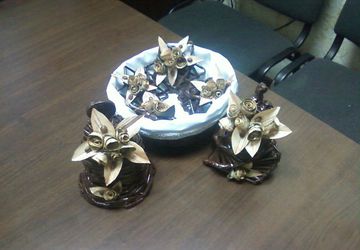 Корзинка с рождественскими звездами и колокольчиками