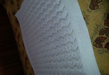 Вязаный спицами плед для малыша
