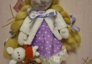 Куколка с игрушкой
