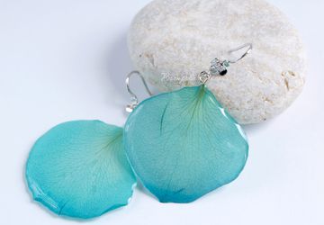 Серьги из лепестков окрашенной розы.