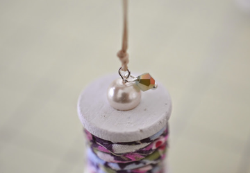 Подвески, брелки из мини катушек.