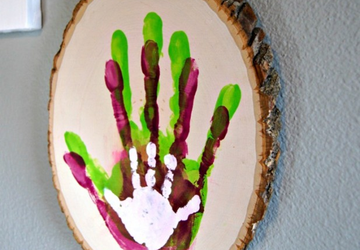 Семейное дерево из отпечатков ладошек.