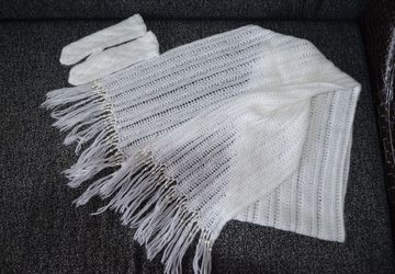 Шарф с варежками.