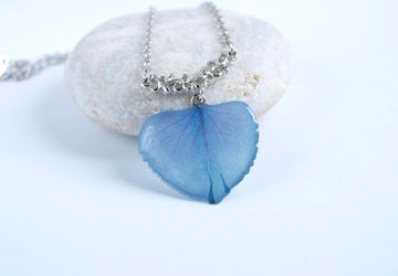 Кулон из лепестка синей гортензии