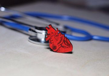 Деревянная брошь и подвеска "сердце"