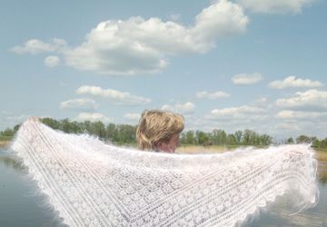 Белая ажурная пуховая косынка.