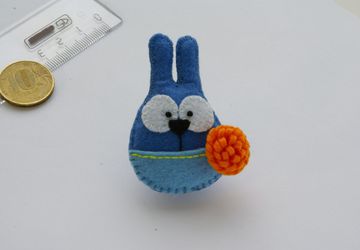 Брошь "Зайка с букетом"