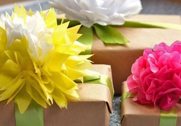 Как сделать цветы для оформления подарков из оберточной бумаги