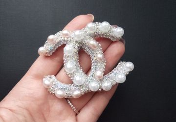 White brooch, brooch embroidered with river pearls. Handmade brooch, embroidery Brown Brooch Beaded. Pin brooch. Gift for her