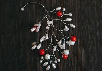 Веточка с коралловыми бусинами