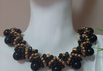 Колье из бисин и бисера