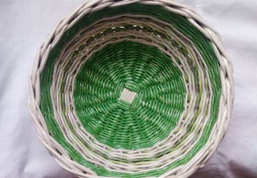 Конфетница плетеная в зелено-белой гамме