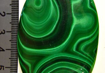 Малахит кабошон крупный.